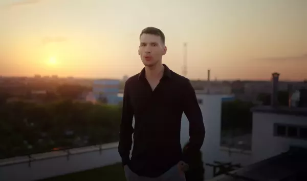 Bayera zaskoczył nowością! ”Podróż w nieznane” hitem lata? Ponad pół miliona odsłon w kilka dni!

