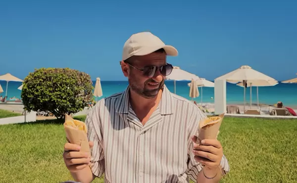 Białe skarpety do klapek i reklamówka w ręku. Tak Pan Krewka podrywa dziewczyny na Rodos!