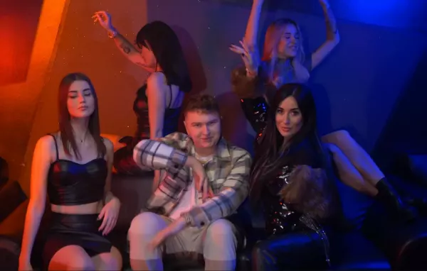 „Biały Top„ mega klubowa premiera od Tego Gościa! To prawdziwy hicior!