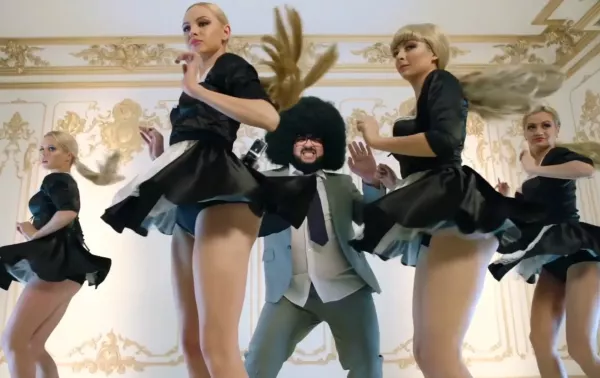 BIG BOSS  z hitem „BANANABOY„! Ekstrawaganckie kostiumy, 26 godzin zdjęć i wanna pełna złota - to musisz zobaczyć