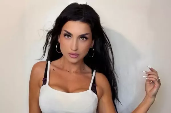 Bikiny w krótkim topie i różowej mini spódniczce. Nowe zdjęcia wokalistki disco polo obiegły sieć
