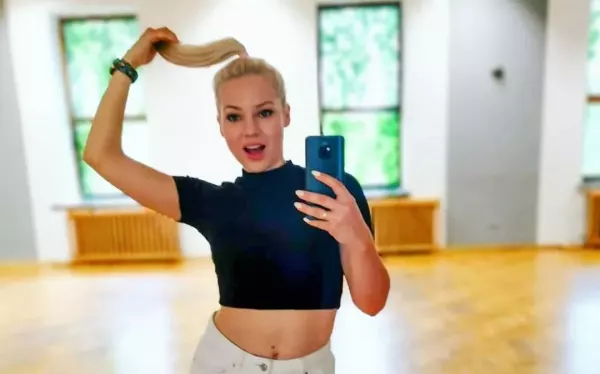 Znana wokalistka disco polo kusi głębokim dekoltem! Fani disco polo nie szczędzą Jej komplementów! 