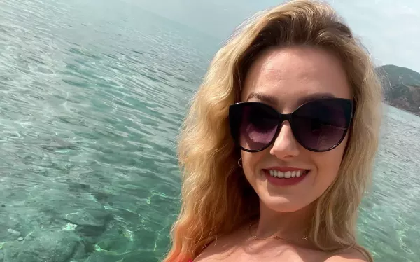 Casandra, ikona disco polo, olśniewa w niebieskim bikini na plaży! Gorące nagranie!