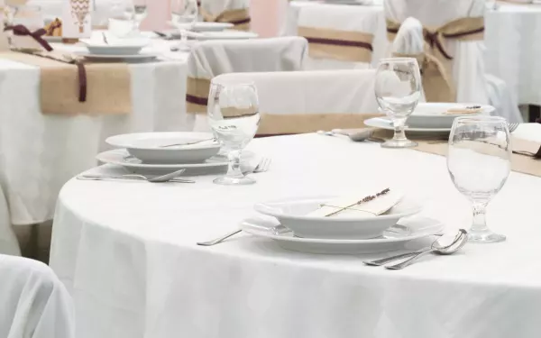 Cena weselnego ”talerzyka” bije rekordy! Kwoty, które zwalają z nóg, a Ty musisz je znać