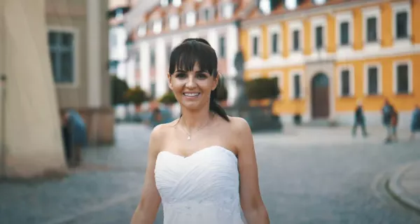 „Co na to żona„! Czadowa Mamuśka w białej sukni u boku przystojnego mężczyzny! Gwiazda tym utworem podbije rynek disco polo?! | VIDEO