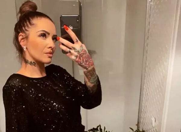 Śliczna gwiazda disco polo w zmysłowej bieliźnie świętuje urodziny. Artystka czuje się wyśmienicie! 
