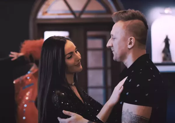 Co za produkcja! Romantyczne takty umieszczone w doskonałym utworze disco polo.