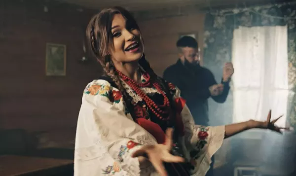 Cola prezentuje nowy utwór „Mama Mówiła” – świeże brzmienie w stylu folk disco