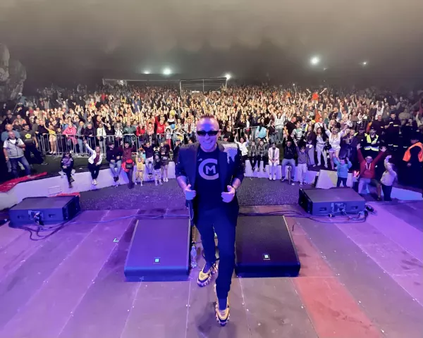 Czadoman daje czadu mimo deszczu! Niesamowity koncert artysty podczas deszczowej nocy