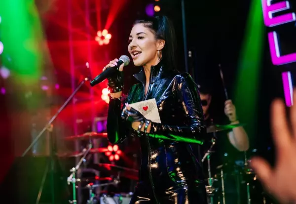 Czarny lateks, traperki i wysoki kucyk! Sylwia Kossakowska skradła show w warszawskim Explosion