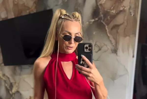 Czy Joanna Narożna ma najlepsze nogi w disco polo? Czerwona mini z jej butiku nie pozostawia złudzeń