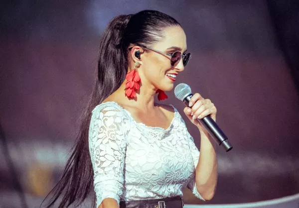 ”Daj To Głośniej” znów w trasie! Emilia Sanecka po porodzie promienieje na scenie
