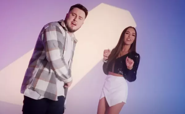 W końcu prawdziwe disco polo?! Dawid Kajdan zaskoczył nowością „Włosy Spięte w Kok„!  Fani „czapki z głów„