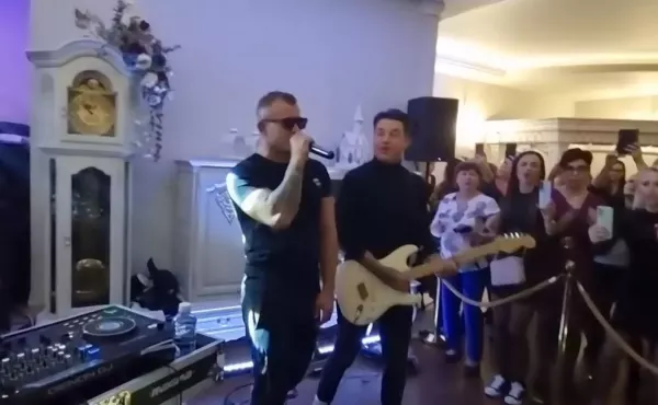 Dawid Narożny Piękni i Młodzi, podbił serca fanek na Dniu Kobiet. Emocjonujące nagranie z koncertu w „Dworek za Lasem„ podbija internet 