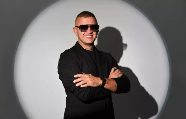 Dawid Narożny zmaga się z hejtem po publikacji zdjęcia w okularach Dolce & Gabbana