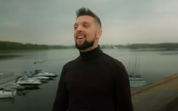 Debiut w disco polo! Eros, czyli Dawid Prusak w nowości pt. „W różu kwiaty„