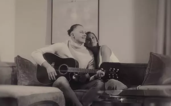 Dejw prezentuje nastrojową nowość „Gdy na mnie patrzysz”! W teledysku piękna żona Paula! 