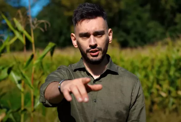 Denis prezentuje premierę „Prosta dziewczyna ze wsi”