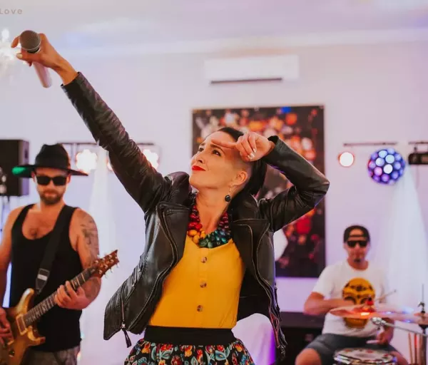 Do sieci wyciekły gorące zdjęcia! Gwiazda disco polo - Emila Sanecka z Daj To Głośniej przyłapana w łóżku! 
