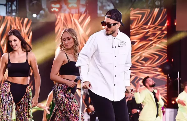 Dramat przed koncertem! Produkcja wprowadziła gwiazdora disco polo na scenę Wakacyjnej Trasy Dwójki! Łobuza czeka operacja! 