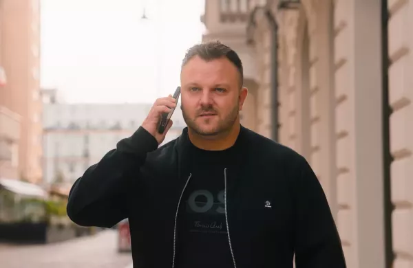 Dwa lata temu Max Niemiec nie znał słowa po polsku. Teraz „Dziewczyno z Polski” podbija listę przebojów