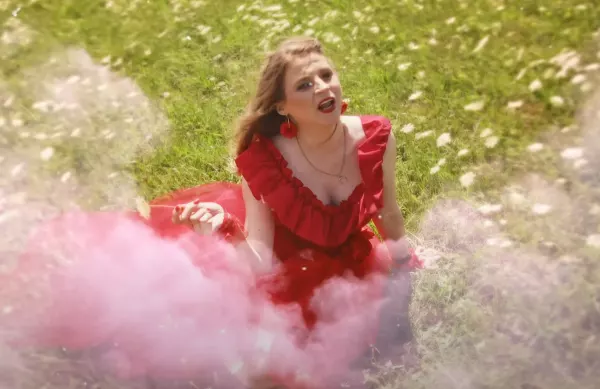 Edyta Jończyk prezentuje premierę utworu „Bez skrzydeł” z własnym tekstem i muzyką