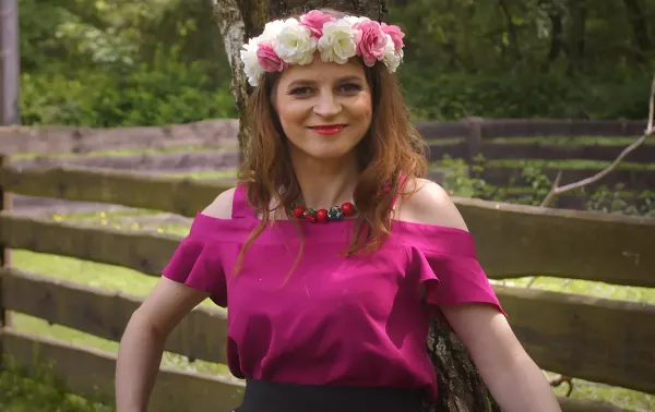 Edyta Jończyk z nową piosenką „Kwiaty do wianka”. Folkowy klimat i sielski teledysk

