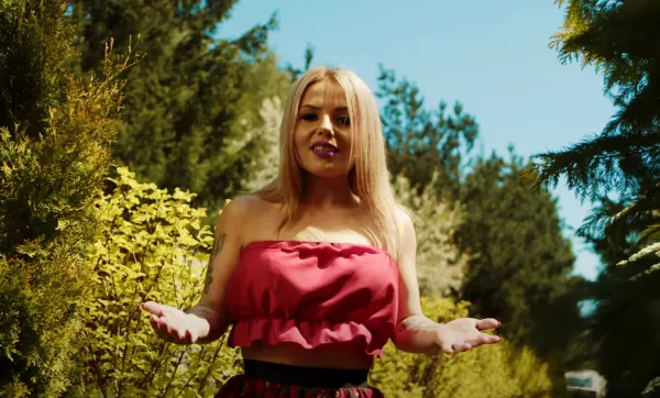 Eksplozja letniej energii z Folk Lady - premiera utworu i teledysku ”Noce nad jeziorem”!
