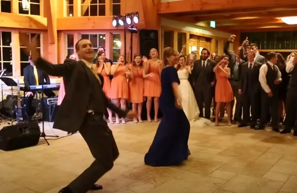 Epicki duet na weselu - Niezapomniana chwila między matką a synem

