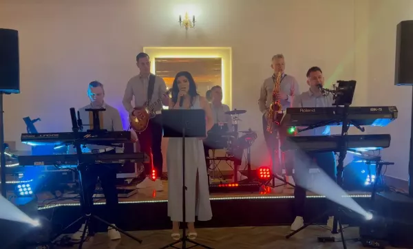 Są mistrzami sceny weselnej?! Eratox Band zaskoczyli nową produkcją: ”W perły zmienić deszcz” – To ślubny Hit Roku?
