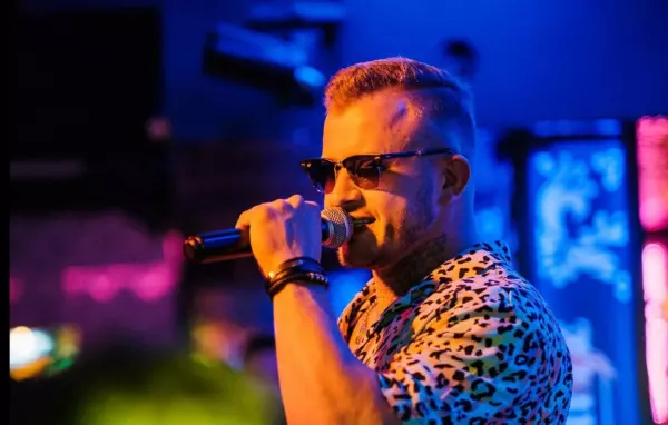 Gdzie zagra Piękni i Młodzi Dawid Narożny w lipcu. Artysta pokazał listę koncertową! Ilość koncertów robi wrażenie!