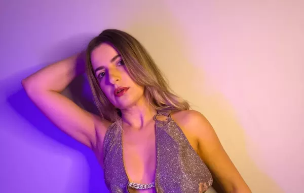 Głęboki dekolt Asi Koryckiej rozgrzał sieć. Wokalistka disco polo w cekinowej mini bez stanika