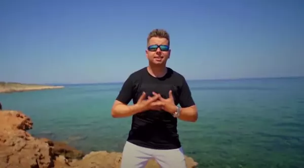 Wokalista disco polo postawił na lazurową wodę i gorące słońce! Tym skradnie serca Polaków?! 