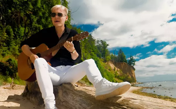 Gorąca Premiera: DiscoPrince w Letnim Hicie „Lato Lato”!
