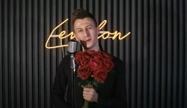 Gorąca premiera od Carmelovi! Kamil Rzeźniczak nagrał cover wielkiego hitu „Bukiet róż„ w akustycznej wersji!