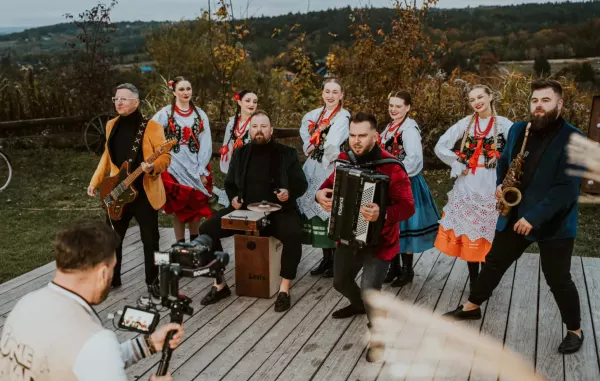 Gorąca premiera z Podkarpacia! Demeters wydali folkowy hit „Rzeszowska Dziewczyna”