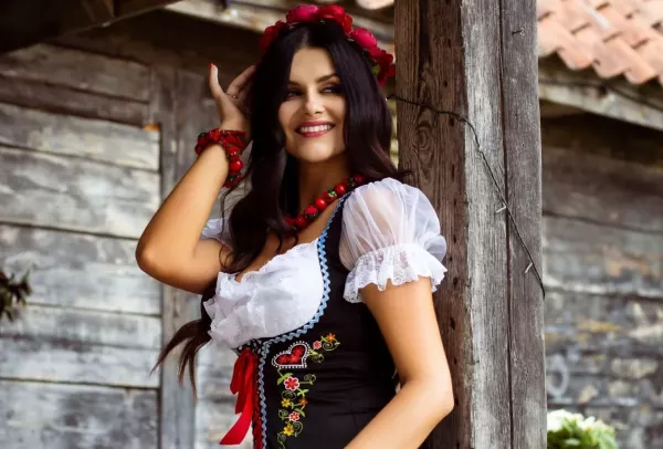 Gorąco mimo jesiennego chłodu! Iness w puszystym futrze odsłoniła nogi na nowym kadrze
