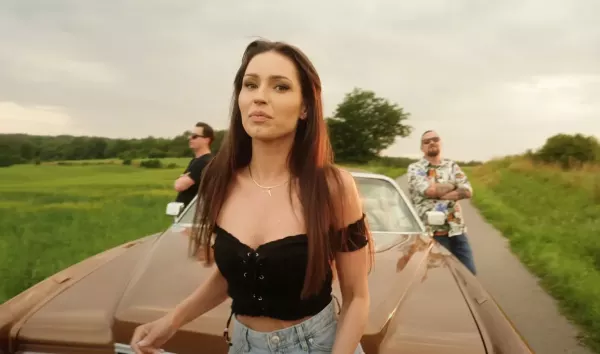 Greso w letnim klimacie: Gorąca premiera disco polo „Czego pragnę„
