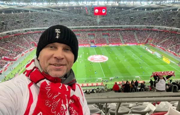 Gwiazda disco polo na meczu Polska - Estonia. Ojcowski wyjazd na mecz