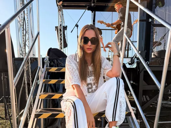 Gwiazda disco polo w bieli przy scenie! Paula z Enjoy kończy lato i szykuje nowość