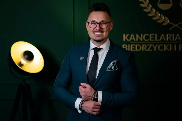 Ale luksus! Znany gwiazdor disco polo mieszka w pałacu jak król?! Żyrandol wart kilkadziesiąt tysięcy! Zobacz posiadłość! 