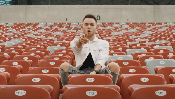 Gwiazdor disco polo stworzył hymn popularnej imprezy! Roztańczony Narodowy porwie tłumy do tańca?! 