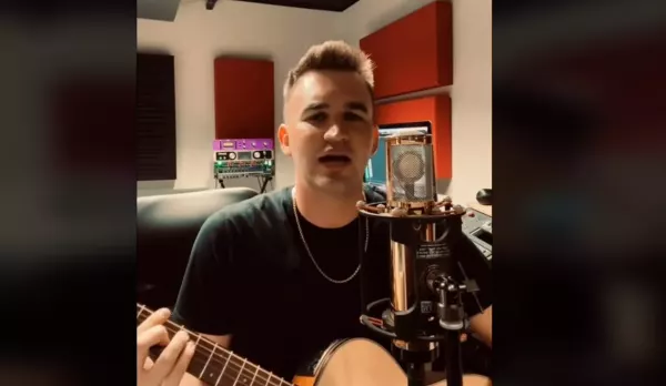 Gwiazdor disco polo zaskakuje! Balladowa wersja hitu ”Chyba że z Tobą” podbija internet!