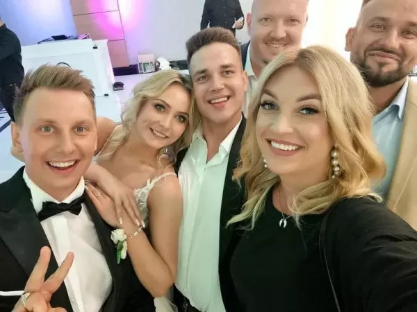 Gwiazdor disco polo zaśpiewał wielki hit pt. „Ti amo„ na weselu znanego zespołu z branży! To było wymarzone wesele zespołu Enjoy