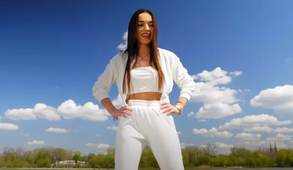 HIT disco polo, który Ciebie porwie! Midix zaskakuje kolejnym przebojem - Dziewczyna z tik tok-a! 