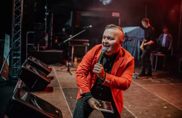 Wokalista Disco Polo wkracza na polityczną scenę! To już pewne! Hubert Dzikołowski wystartuje w wyborach! Dobry krok? 