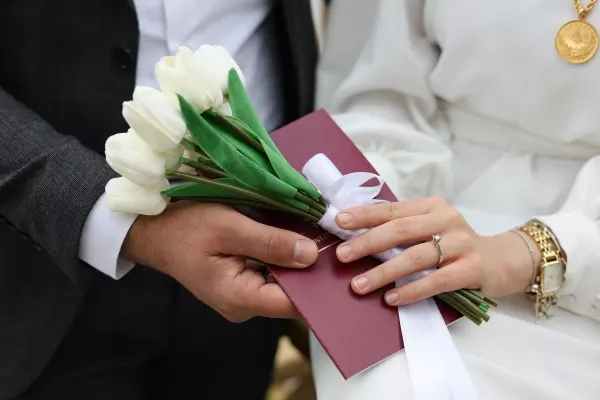 Ile dać do koperty na wesele w 2026 roku? Świadkowie i najbliższa rodzina najczęściej wskazują jedną kwotę