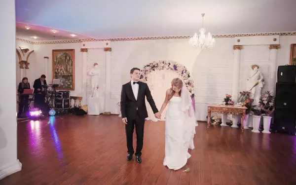 Ile gwiazdy disco polo biorą za zagranie na weselu? Ceny zaskakują! Sprawdź, ile trzeba wydać na Boys, Piękni i Młodzi, Czadoman i Power Play!
