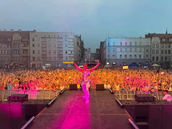 Ile osób przyszło na koncert Zenona Martyniuka w Bytomiu? Te kadry z placu Sobieskiego mówią wszystko