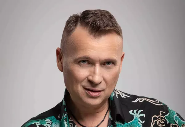 Gwiazdor disco polo pokazał swój dom! Jest skromnie i pięknie?! Jego wnętrze zaskakuje! 